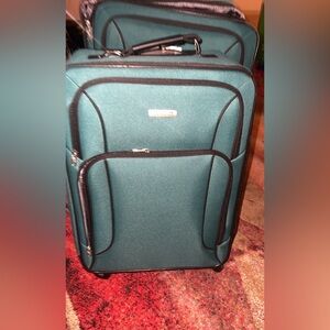 Four piece suitcase. Green never used .4 piece travel suitcases